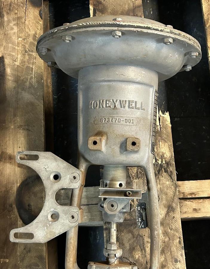 Used HONEYWELL,1201,FCV-205 1-1/2 INCH ACTUATOR VALVE C.1.250