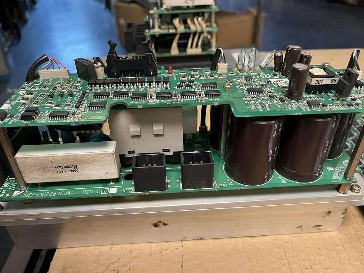 Used YASKAWA,JUSP-ACP05JAB,SERVO DRIVE