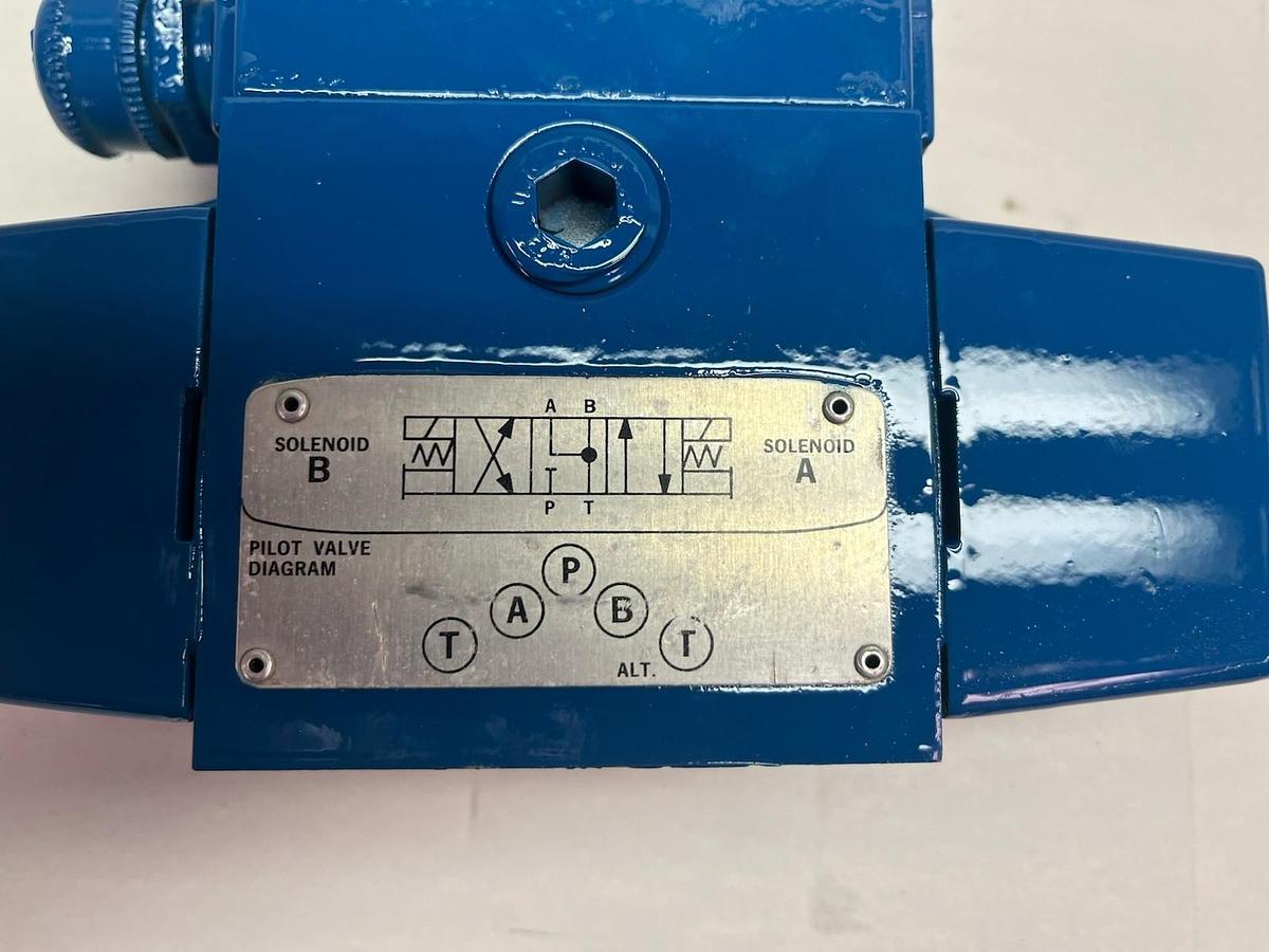 Used VICKERS,DG4S4LW-016C-B-60,DIRECTIONAL PILOT VALVE 110/120V COIL 02-119590