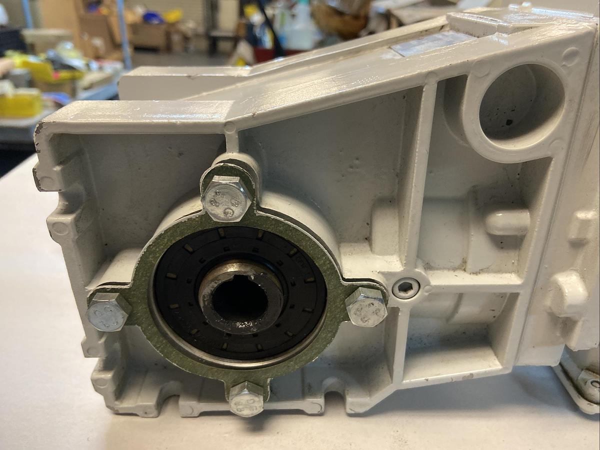 Lenze,GKR04-2MHAR-063-C42,Gearmotor 0.60Hp 230/480VAC