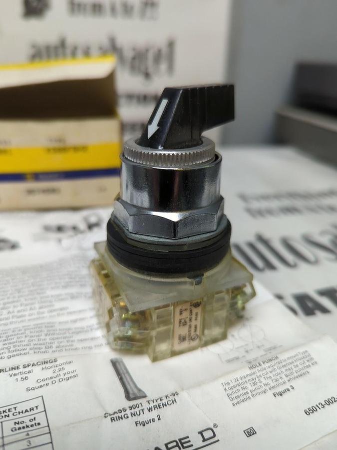 SQUARE D,KS88FBH2,CLASS 9001 SERIES H SELECTOR SWITCH NOS