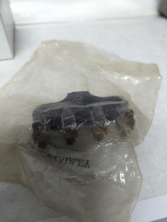 ALLEN-BRADLEY,X-217703,CROSS BAR WITH CONTACTS 4-POLE TYPE BX NOS