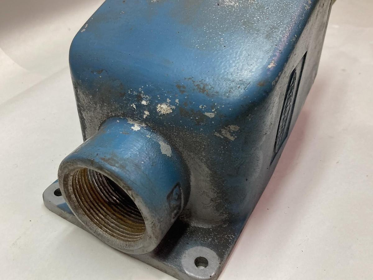 Used Hubbell,460B7W,Female Receptacle 1-1/2 Inch Conduit Box
