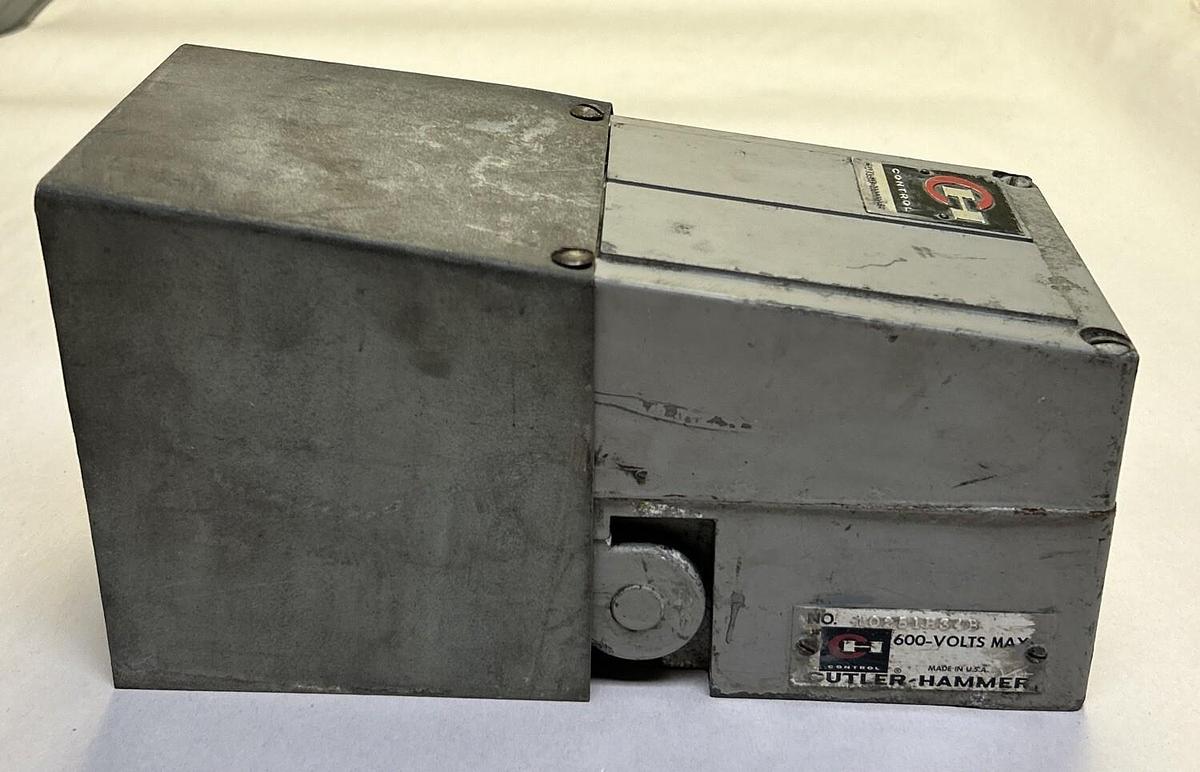 Used CUTLER-HAMMER,10251H34B,FOOT PEDAL SWITCH