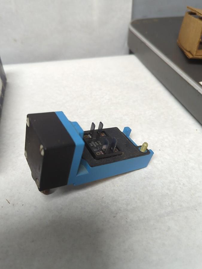 MICRO SWITCH,LSZ7R1A,LIMIT SWITCH 10 AMP 600 VAC NOS