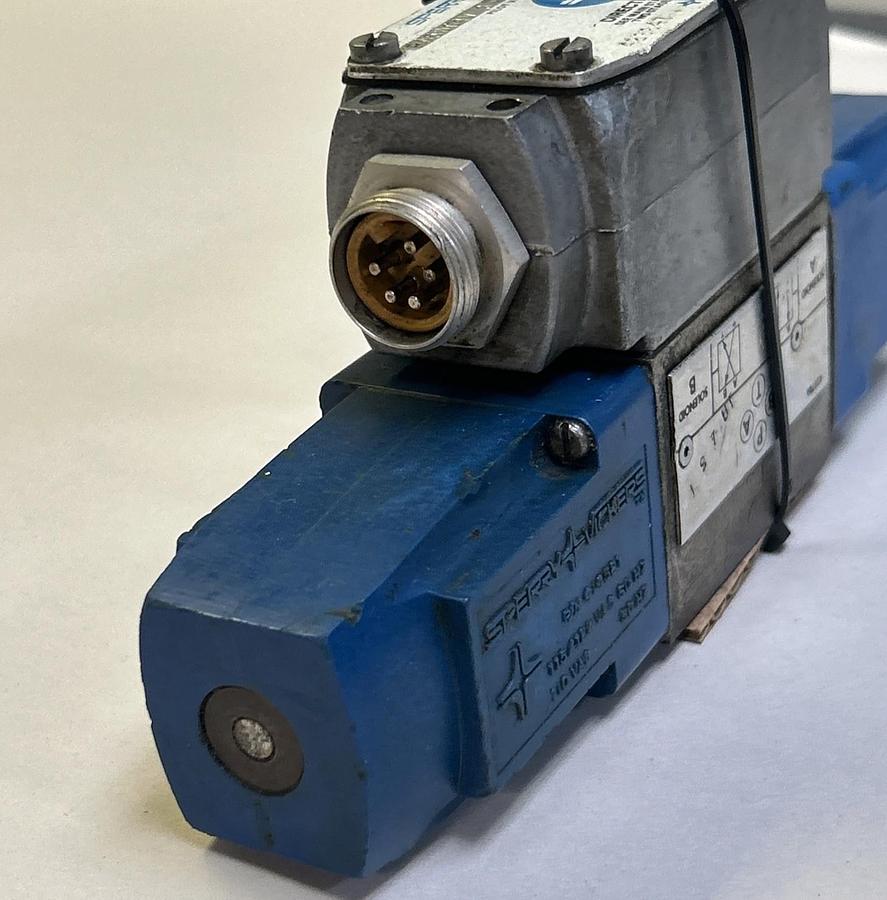Used VICKERS,PA5DG4V32NWB10C,DIRECTIONAL VALVE