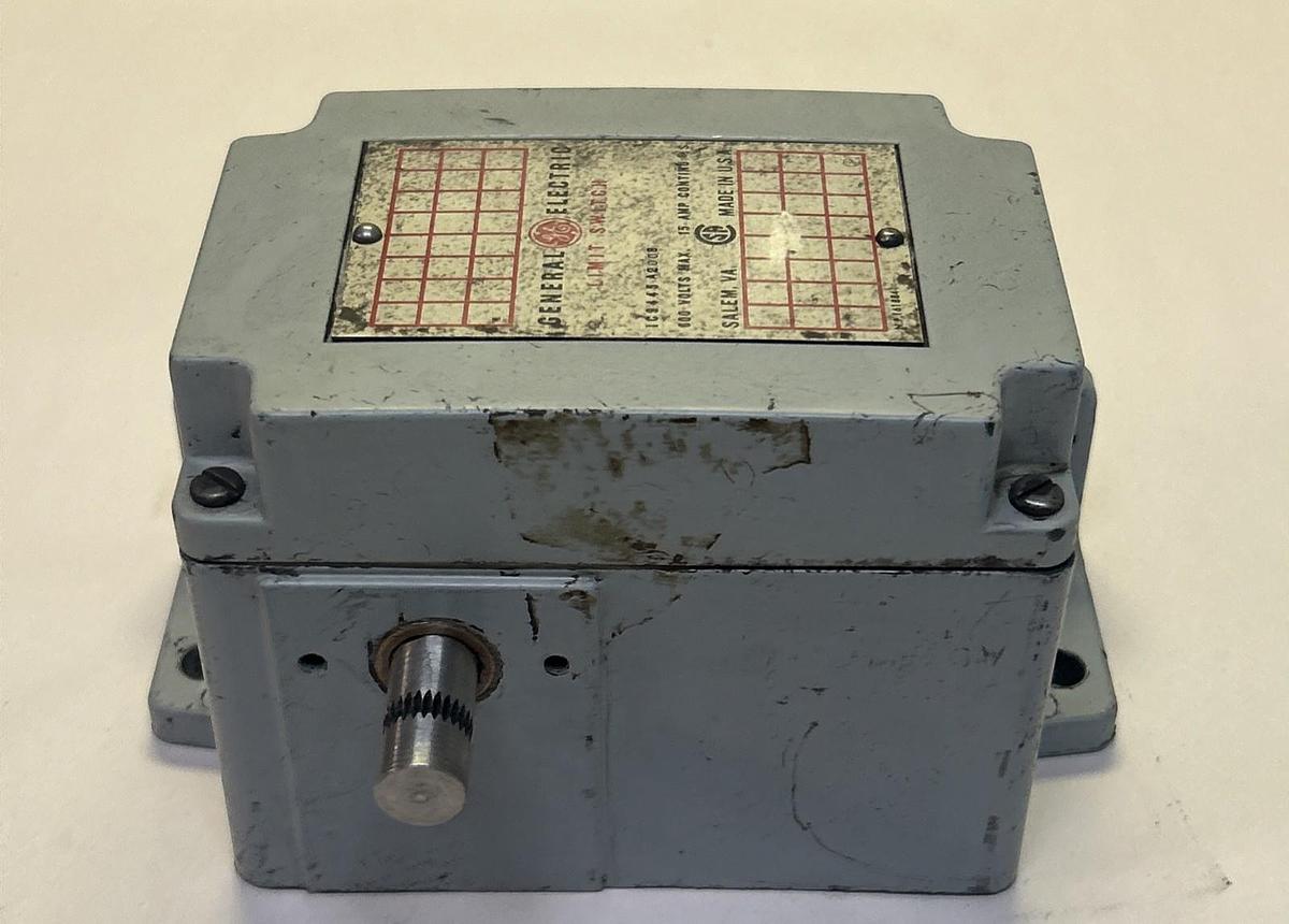 Used GENERAL ELECTRIC,IC9445A200B,LIMIT SWITCH 15AMP 600VAC