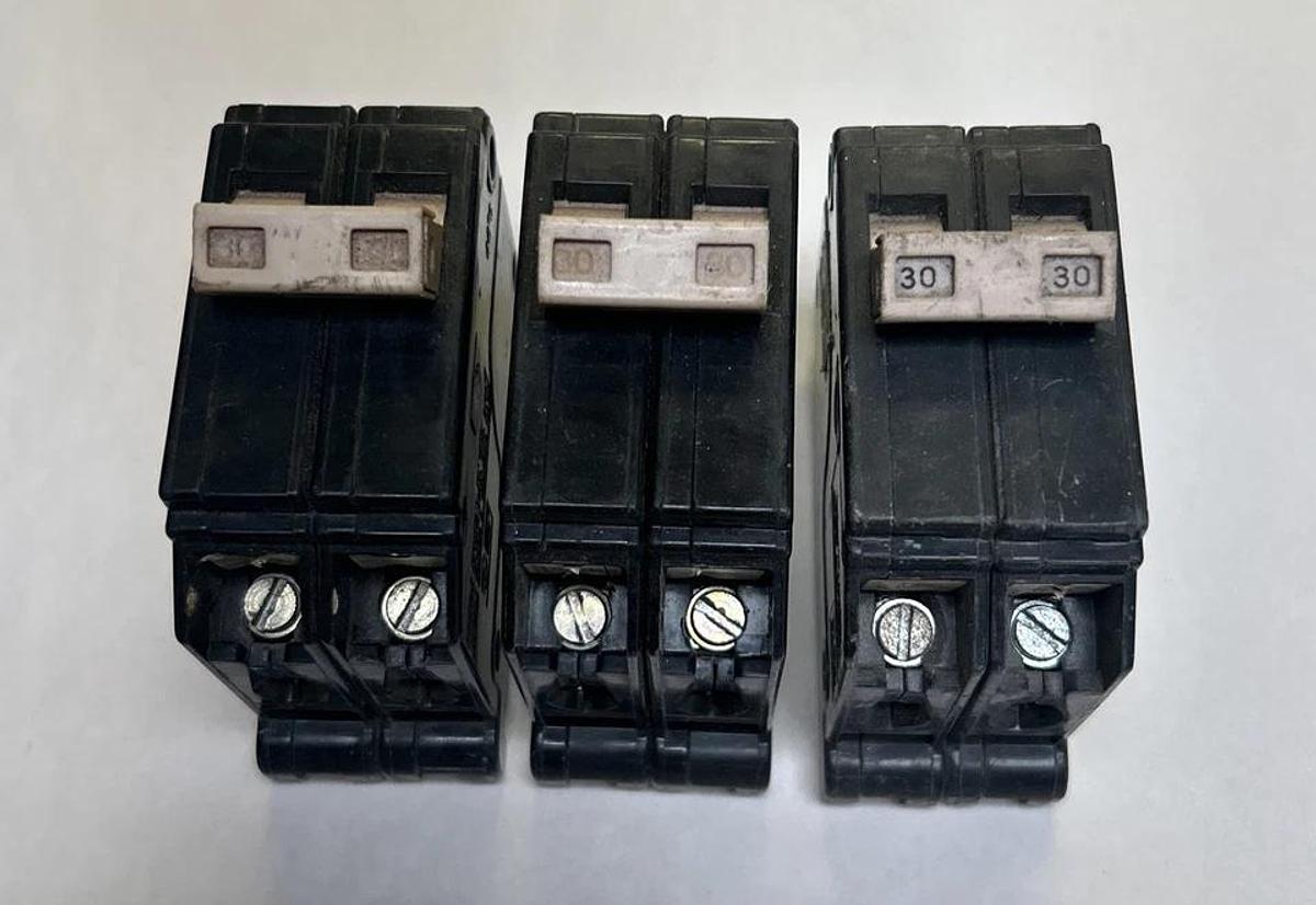 Used CUTLER-HAMMER,CH230,CIRCUIT BREAKER 30A 120/240V 2POLE LOT OF 3