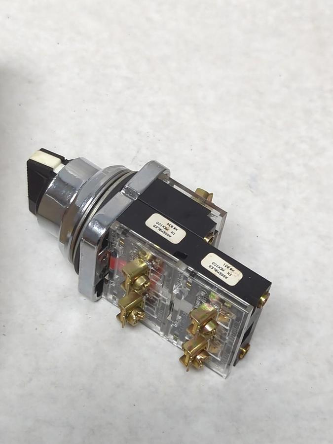 FURNAS,52SA2GCBJ2K1,SELECTOR SWITCH OPERATOR 3-POSITION NOS