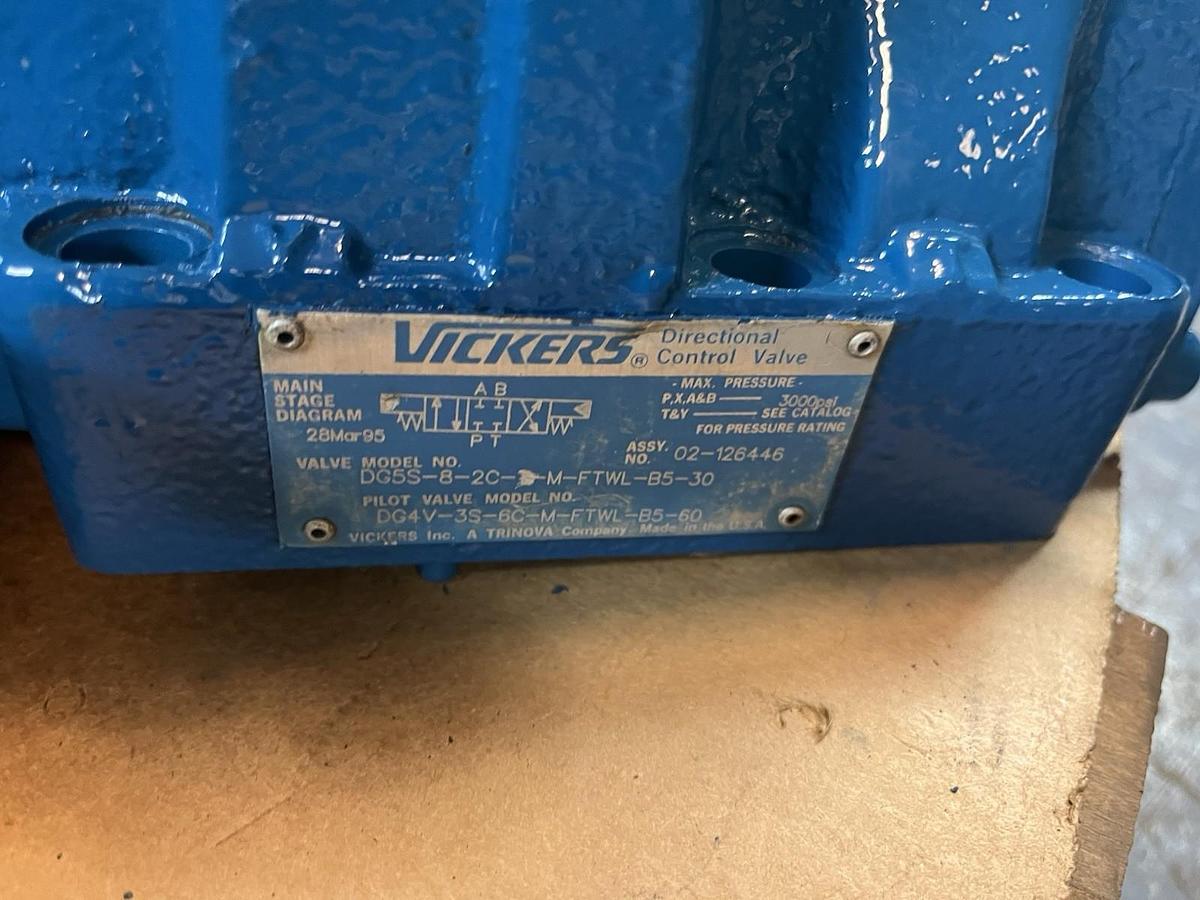 Used VICKERS,DG5S-8-2C-M-FTWL-B5-30,DIRECTIONAL VALVE DG4V-3S-6C-M-FTWL-B5-60 PILOT