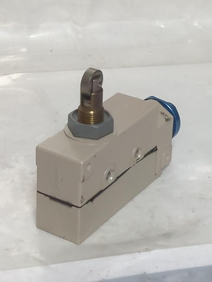 Used OMRON,ZE-022-2S,LIMIT SWITCH 125 250 OR 480VAC PRE-OWNED