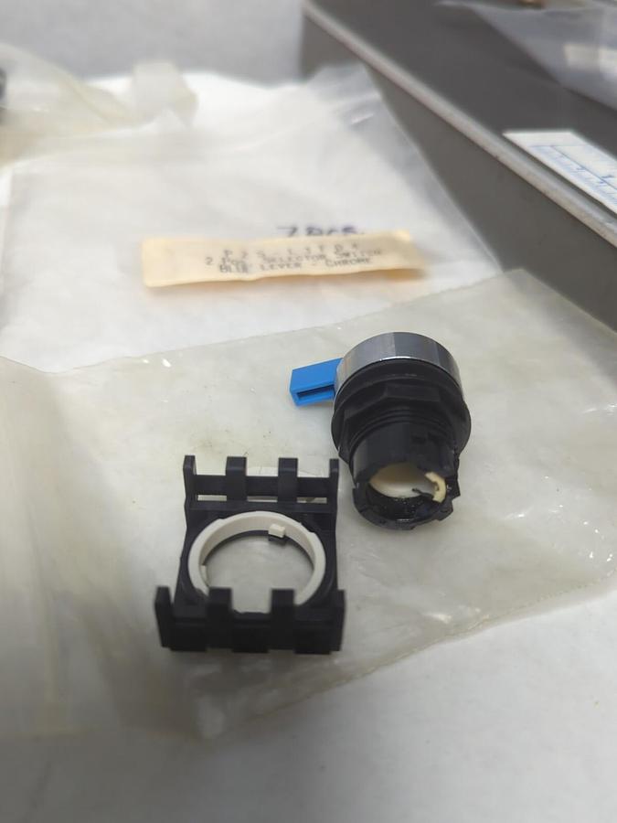 UNBRANDED,PZS-L1FD4,2-POSITION SELECTOR SWITCH BLUE LEVER CHROME LOT OF 7 NOS