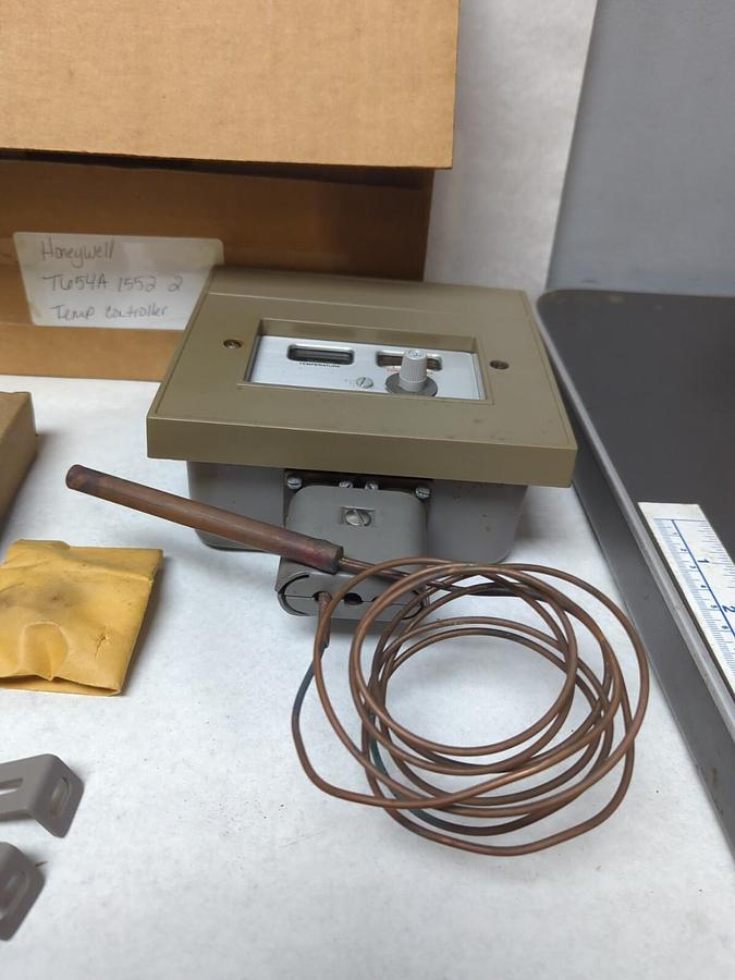 Used HONEYWELL,T654A 1552 2,TEMPERATURE CONTROLLER WITH HARDWARE