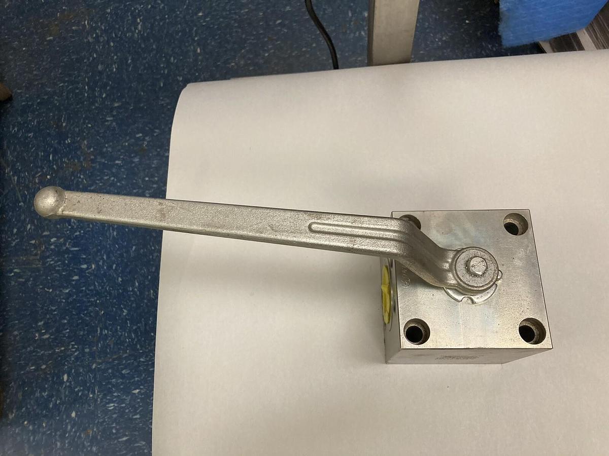 Used Stauff,CBV38240001M,3-Way Ball Valve 6000 PSI w/Lever