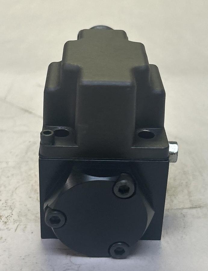 Used VICKERS,SM4-15(1)3.8-80/40-10,855366 SERVO VALVE