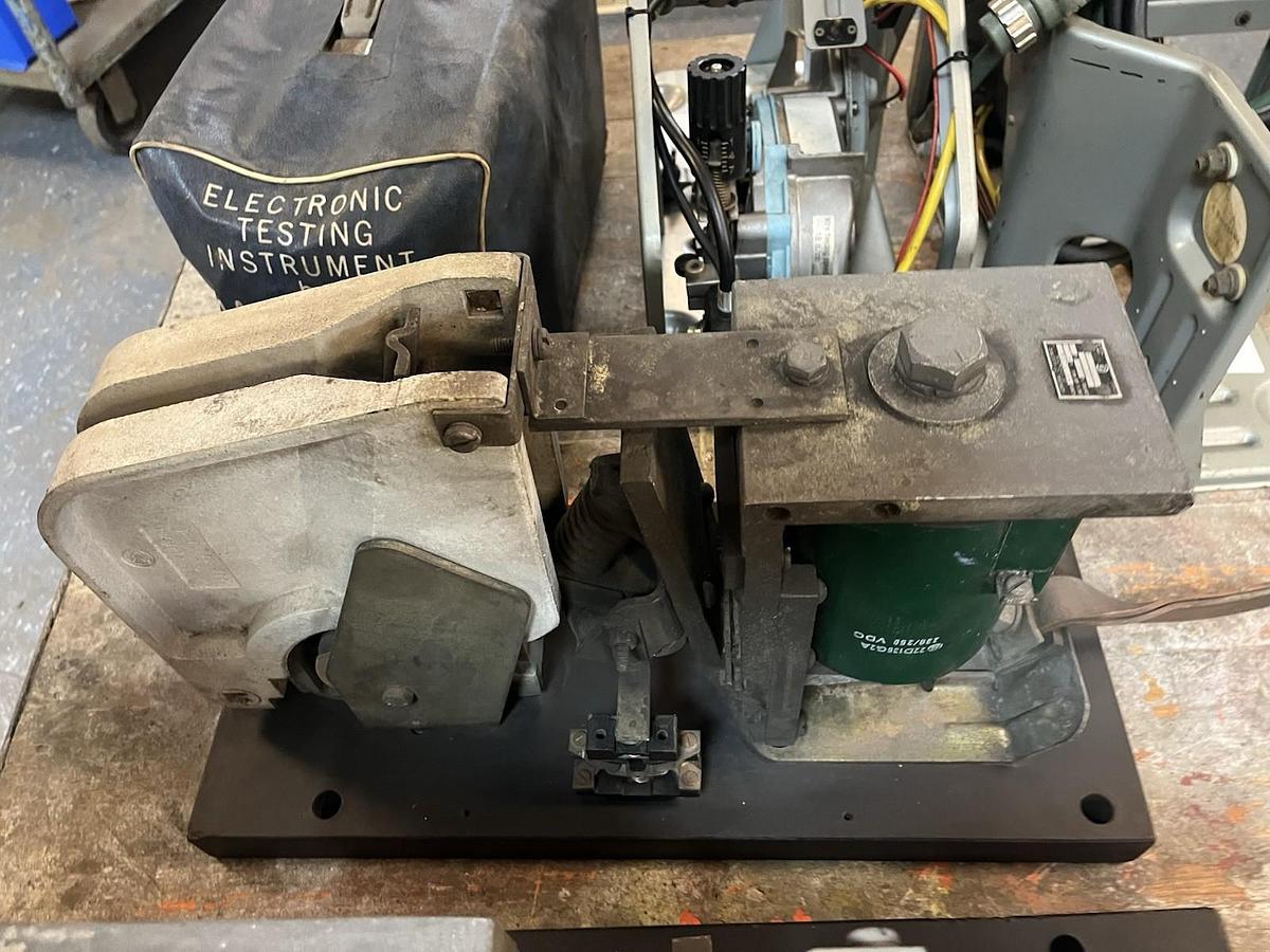Used GE,IC2800Y103A2B,DC MAGNETIC CONTACTOR 600A 600V COIL 230/250VDC