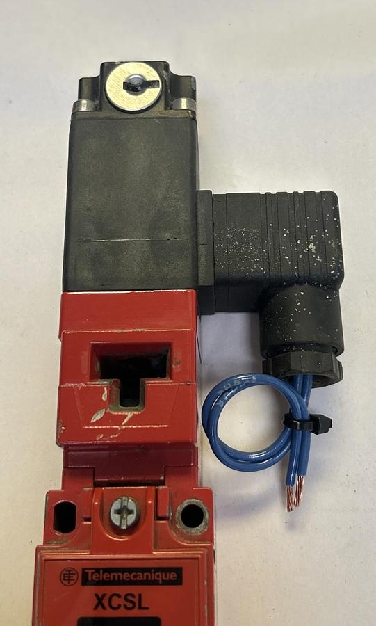 Used TELEMECANIQUE,XCSL761B3,INTERLOCK LIMIT SWITCH