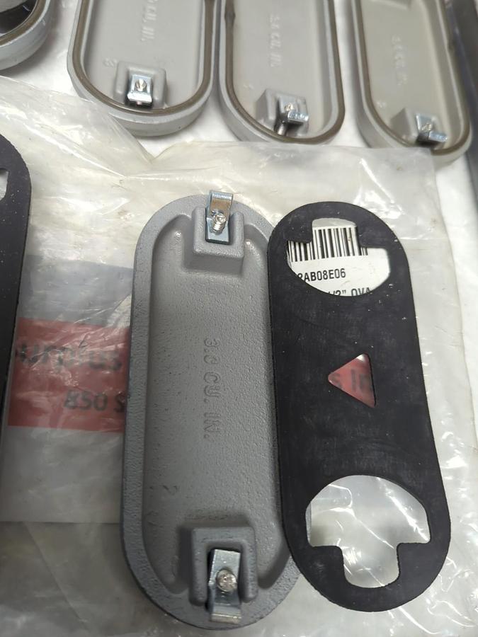 APPLETON,570F,CONDUIT BODY COVER WITH GASKET 1-1/2 INCH LOT OF 7 NOS