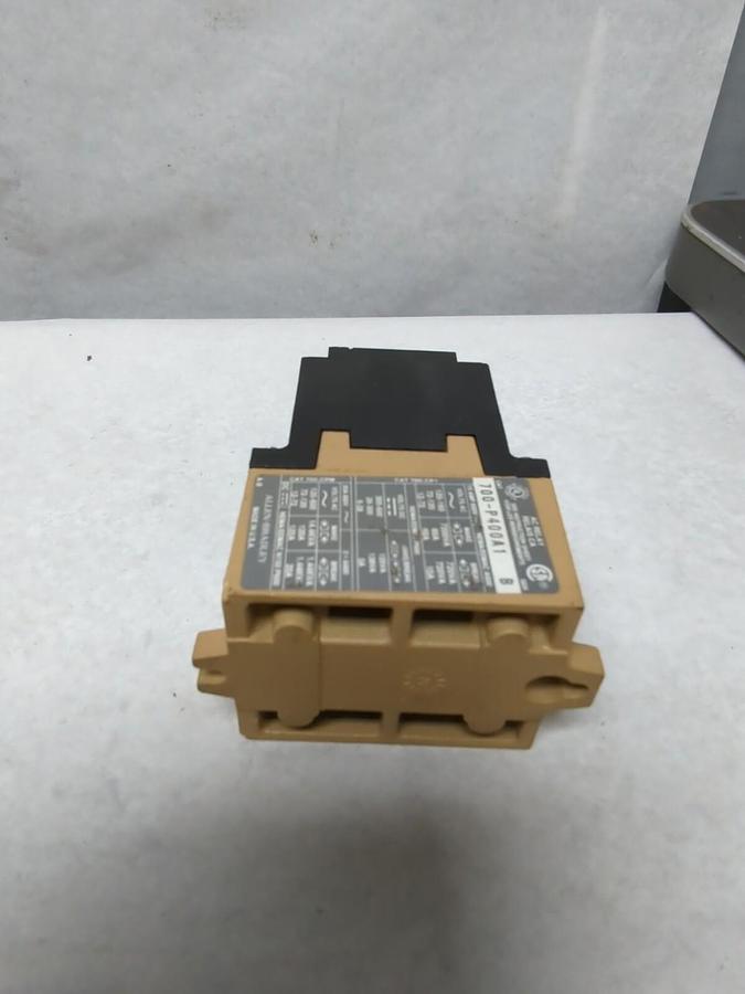 Used ALLEN-BRADLEY,700-P400A1,COIL RELAY SERIES B TYPE P 10 AMP PRE-OWNED