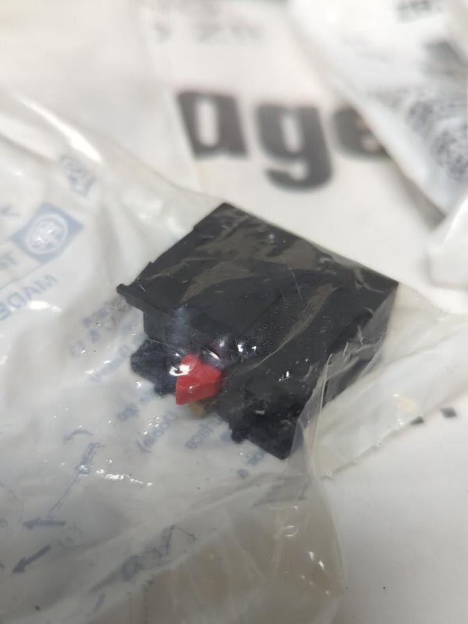 TELEMECANIQUE,ZB2BE102,CONTACT BLOCK LOT OF 9