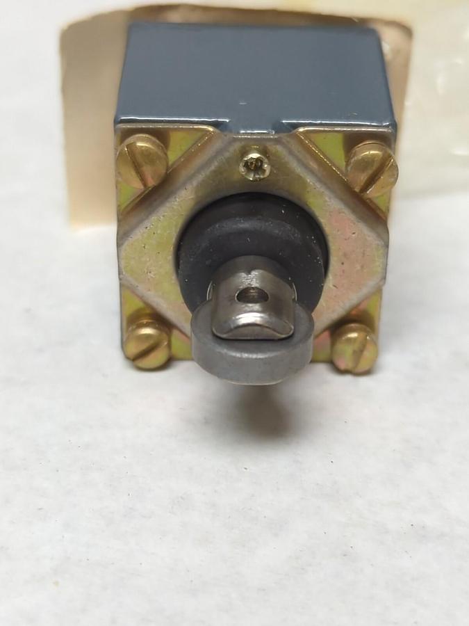 ALLEN BRADLEY,Z-13948,PUSH ROLLER HEAD FOR BUL. 802T NOS