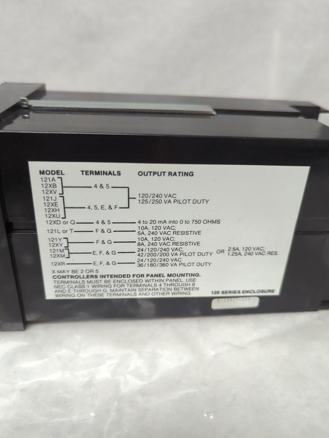 Used BARBER COLMAN,A-13927-100,TEMPERATURE CONTROLLER 0-30° F X 100 ER 120 ENCLOSURE