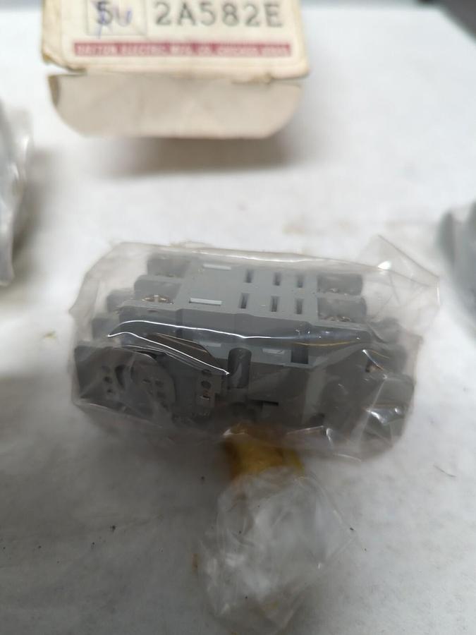 DAYTON,2A582E,SQUARE SOCKET SCEW TERMINAL 8-PIN LOT OF 6 NOS