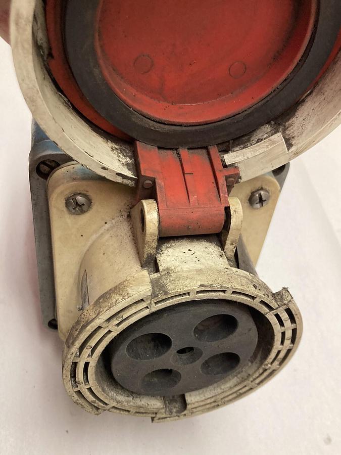 Used Hubbell,460B7W,Female Receptacle 1-1/2 Inch Conduit Box