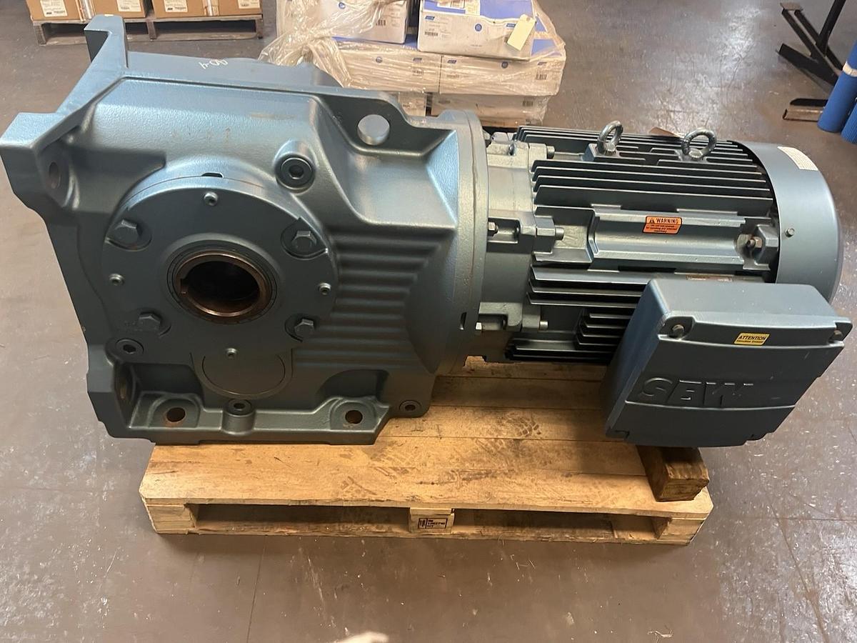 Used SEW EURODRIVE,KA157TDV280S4,GEARMOTOR RATIO 27.62 100HP 1780RPM