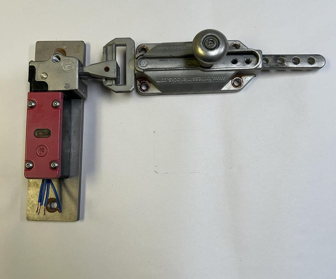 Used FORTRESS INTERLOCKS,TN2T6ST101,SAFETY SWITCH 24V