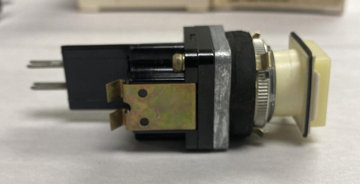 Micro Switch,PMHC105A1,Push Button Lot OF 2 NOS