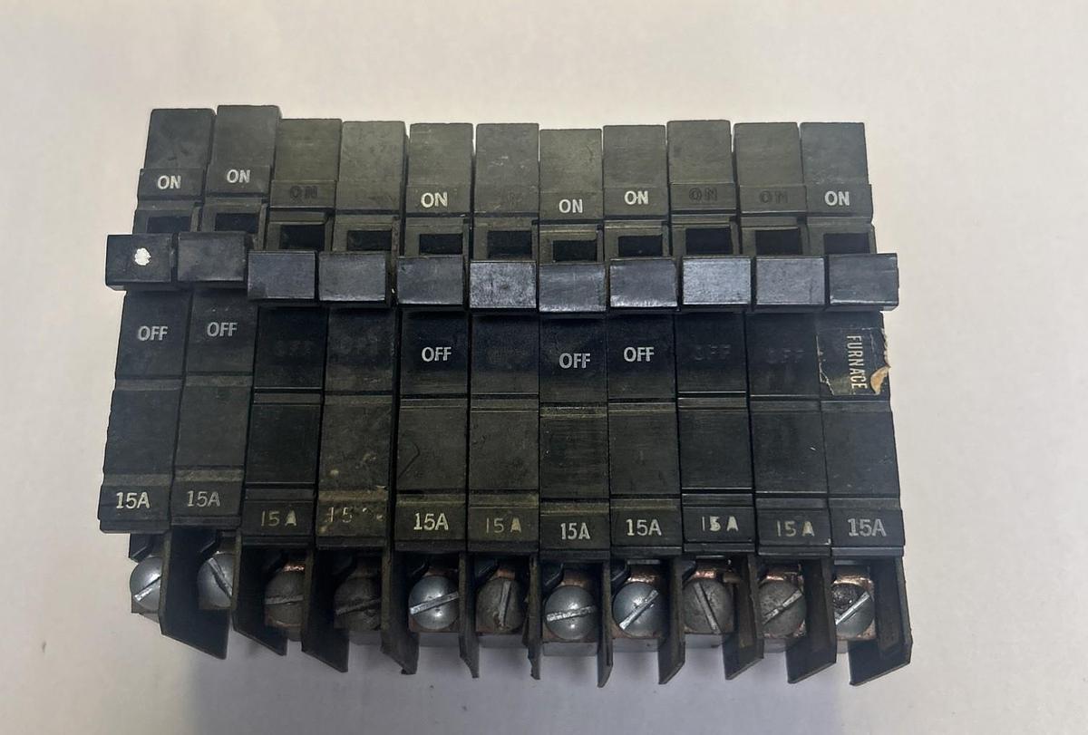 Used CUTLER HAMMER,XO115,CIRCUIT BREAKER 15A 120V 1P LOT OF 11