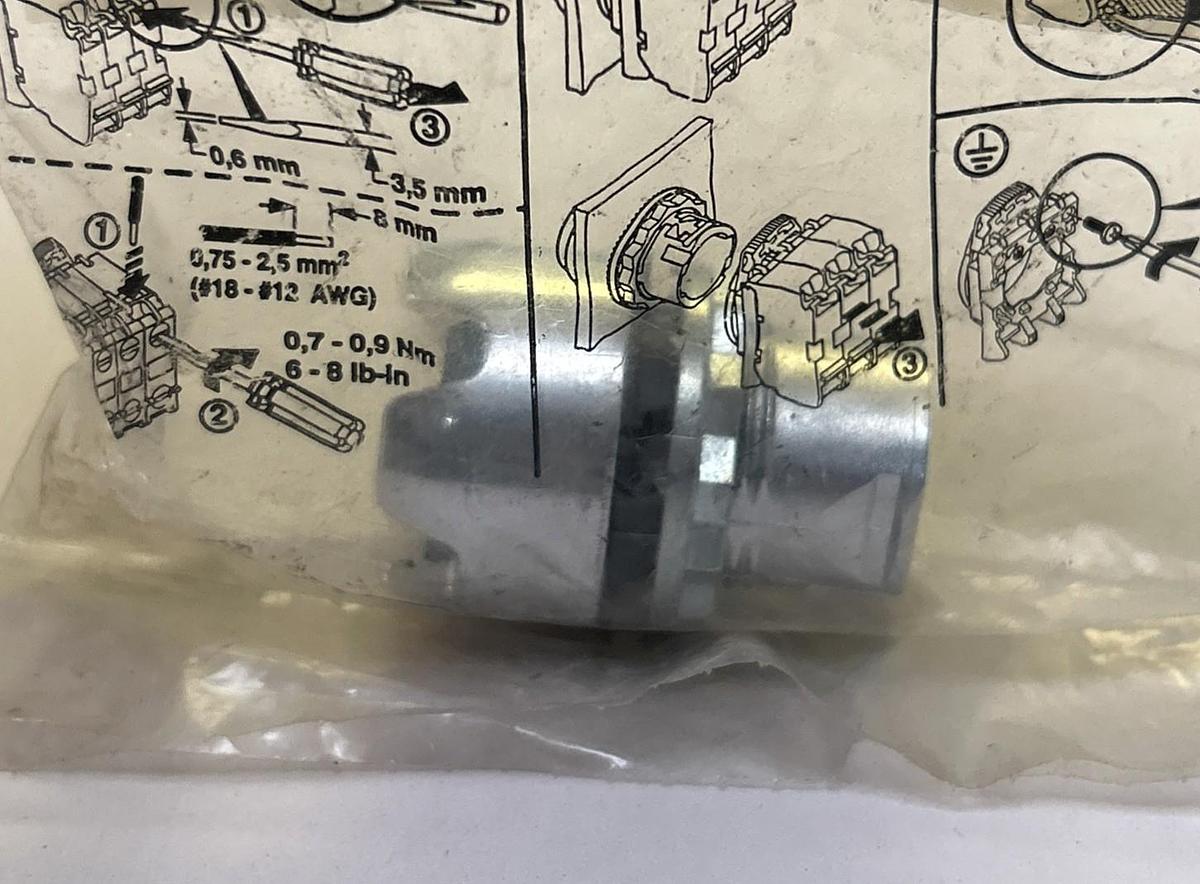 Used ALLEN BRADLEY,800FM-LG3,GREEN PUSH BUTTON NOS