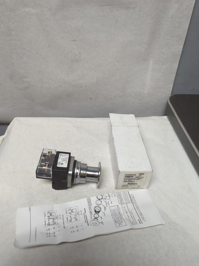 SIEMENS,52PA2D3A,2-POLE PUSH PULL OPERATOR 24V NEW