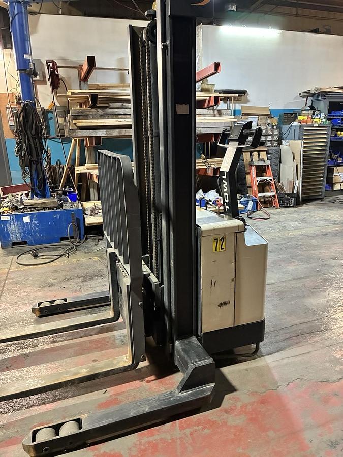 Used CROWN,40WTL,WALKIE STACKER STRADDLE FORKLIFT 11' REACH 3500LBS 24VDC