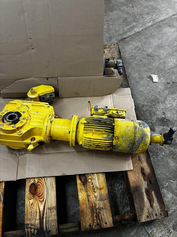 Used Sew Eurodrive,KH67T-LP145,GEAR REDUCER MOTOR RATIO 90.04 INPUT 1.5kW 1720RPM 3PH