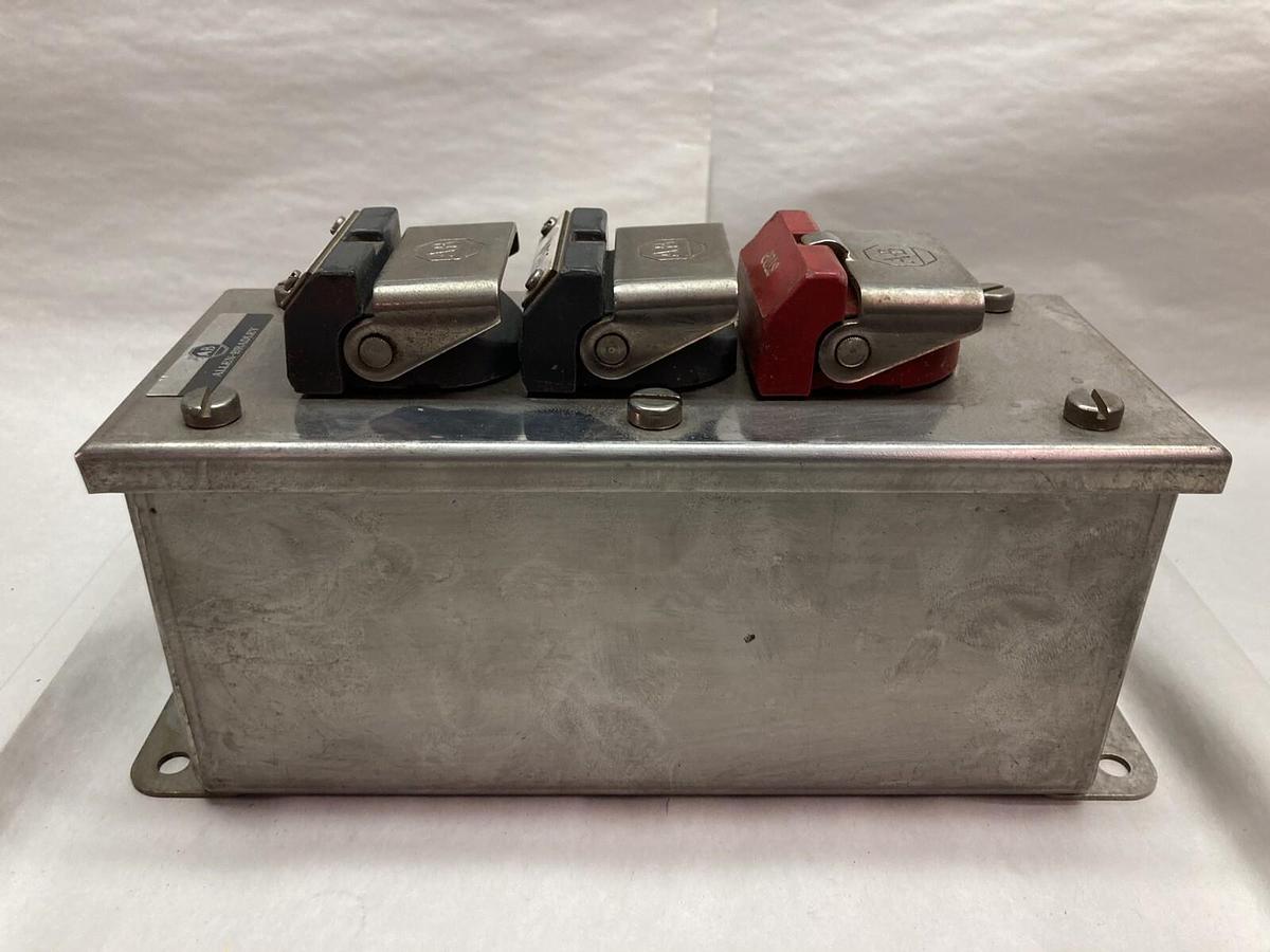 Used Allen-Bradley,800H-3HC4,Push Button Station Ser P