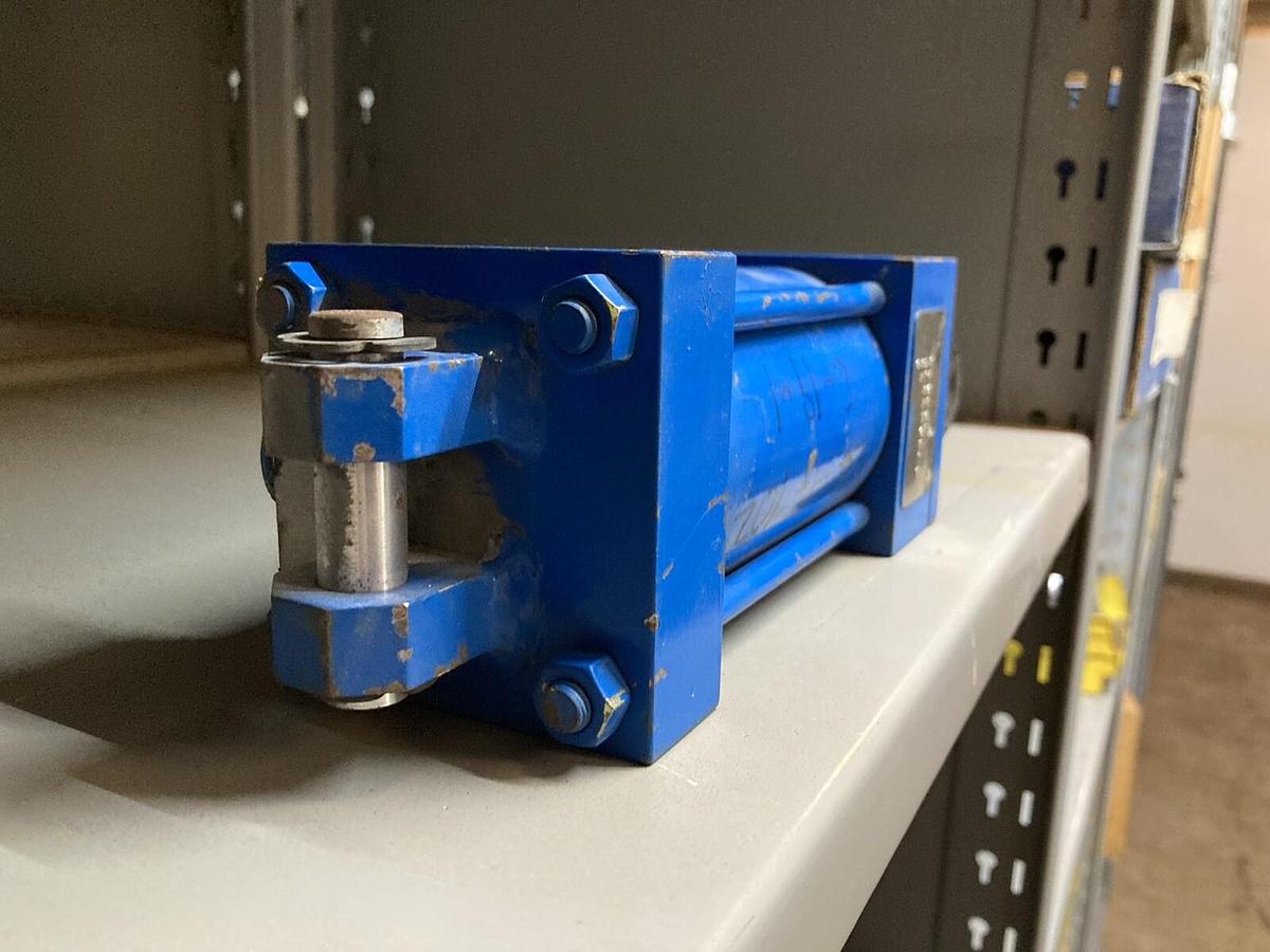 Used Lynair,A-2-1/4B02-3,Pneumatic Cylinder Bore 2 1/4 Stroke 3