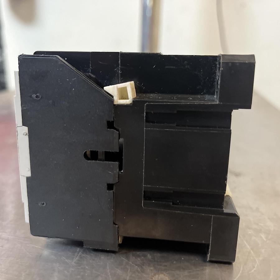Used ALLEN BRADLEY,100-A09ND3,CONTACTOR 9A 3P 120V COIL