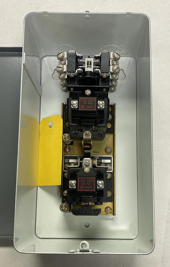 ALLEN BRADLEY,700-BXL441A1,SER A AC RELAY WITH ENNCLOSURE NEW NO BOX