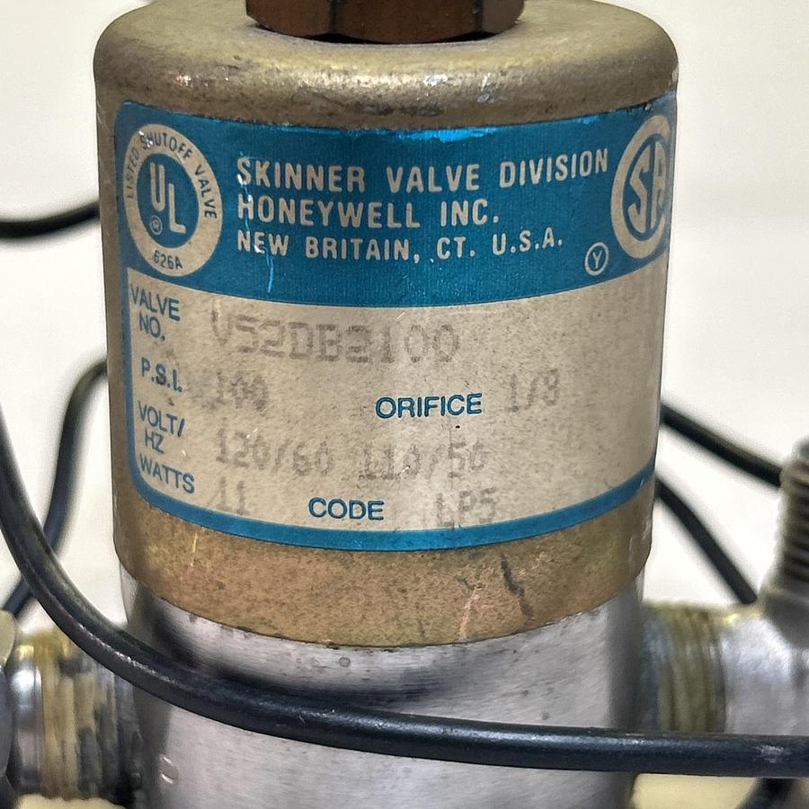 Used SKINNER VALVE,V52DB2100,SOLENOID VALVE 1/8 IN ORIFICE 100PSI 110/120V