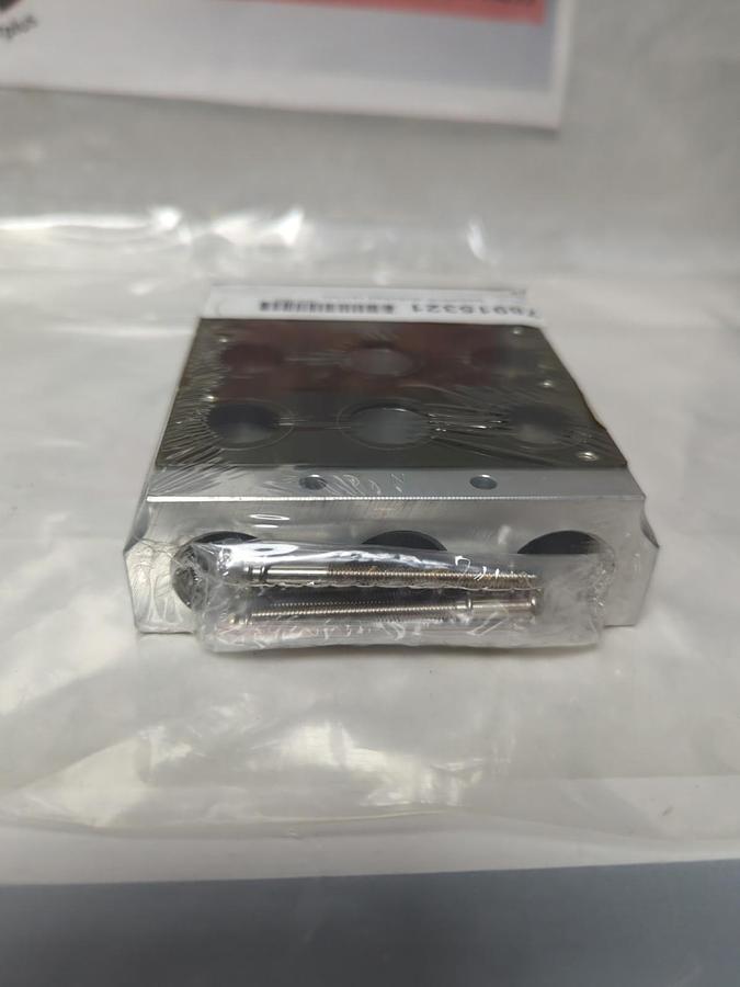 NORGREN,V53T503,MONOBLOCK 3-STATION MANIFOLD BASE 5X1/2 INCH NPT NOS