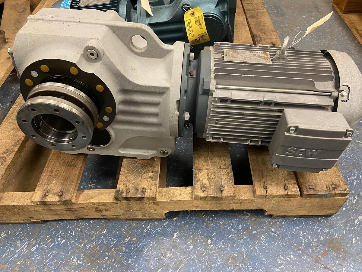 Sew Eurodrive,KT77/T-DRN100L4/DH,Gearmotor 5Hp Ratio 17.87 Output 98RPM