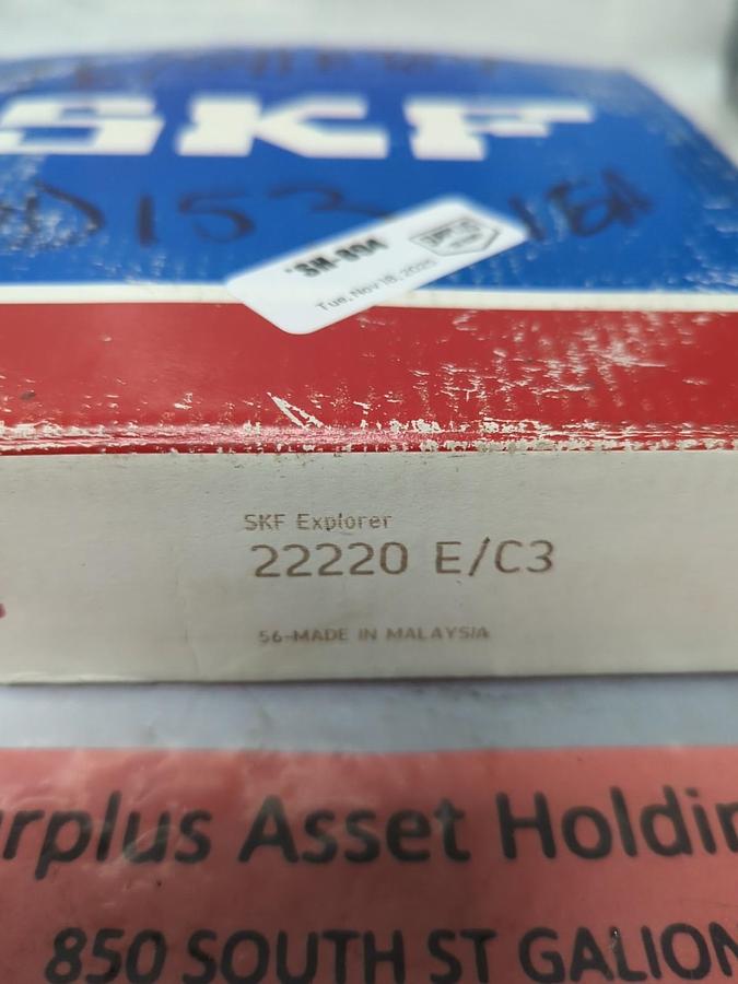 SKF,22220 E/C3,SPHERICAL ROLLER BEARING 100X180X46MM NOS