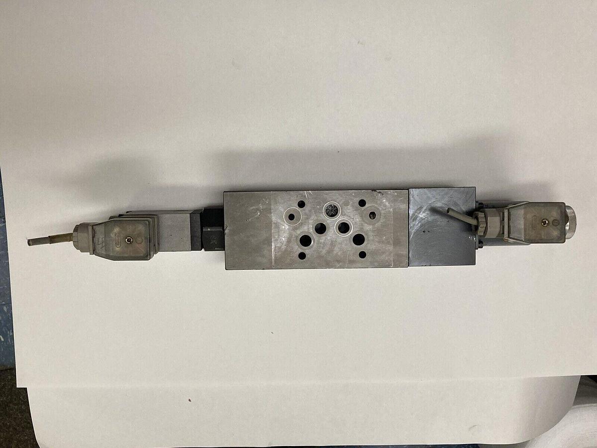 Used Moog,XZB10190-000-21,Proportional Valve with Moog XDB10107-00-21 Hydraulic Valve