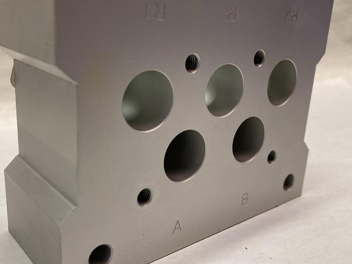 Unbranded,Series 6000,3-Position Double Solenoid Base Mounted 120V 3/4 Inch