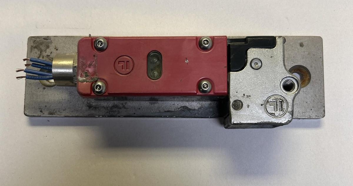 Used FORTRESS INTERLOCKS,TN2T6ST101,SAFETY SWITCH