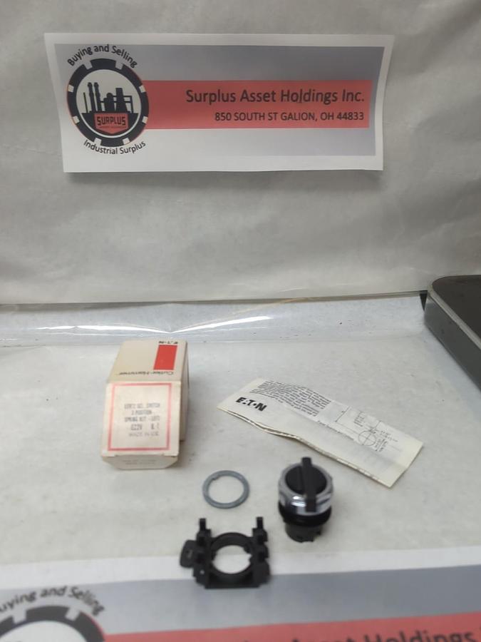 CUTLER-HAMMER,E22V K,LEVER SELECTOR SWITCH 3-POS BLACK NOS