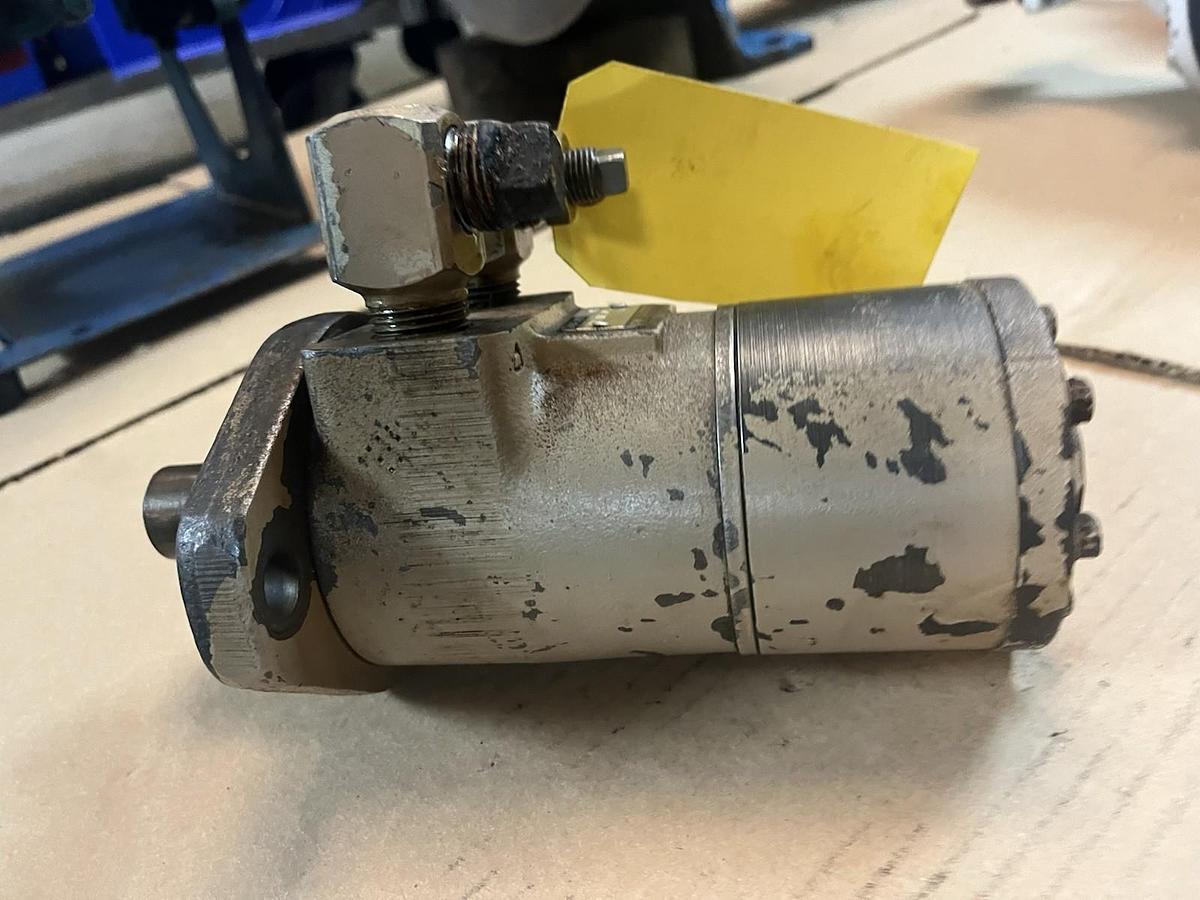 Used CHAR-LYNN,101-1032-007,ORBITAL HYDRAULIC MOTOR