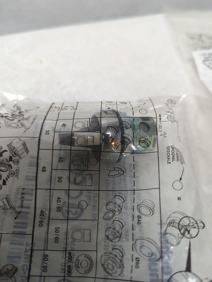 SPRECHER+SCHUH,D7M-SM22,SERIES A SELECTOR SWITCH 2-POSITION LOT OF 4 NEW